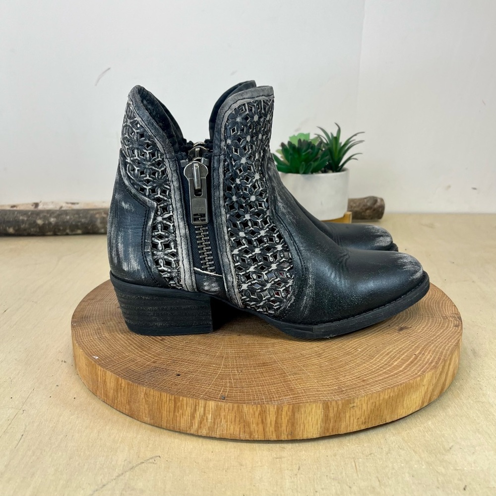 Circle G By Corral | Cut-Out Short Boot Round Toe - Q0001 Black  Size 6